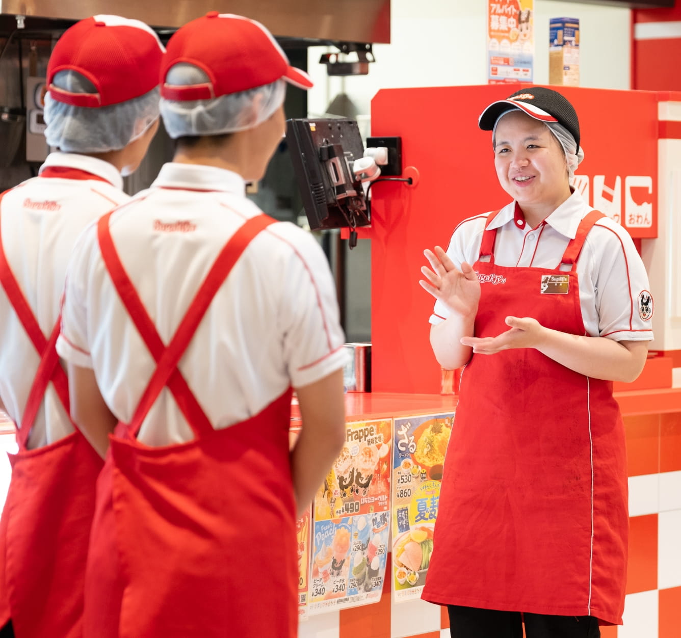 笑顔の女性スタッフ2名の接客写真